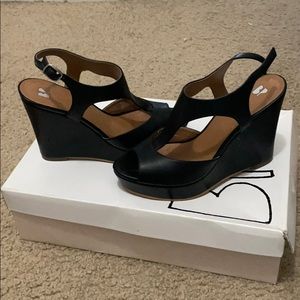 Black wedges